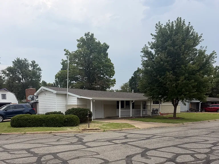 3301 Canterbury Dr — Photo 1