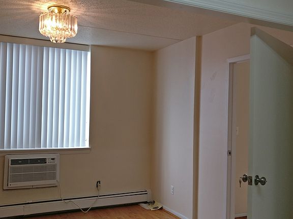 5th image of 14477 Roosevelt Ave APT 6E