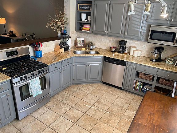 Large Kitchen. Tons of Cabinets/Storage!