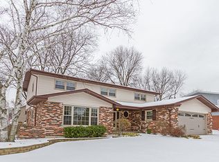 569 E Juniper Dr, Palatine, IL 60074