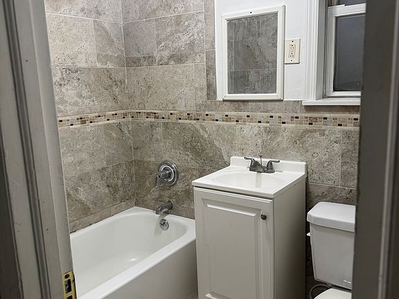 4th image of 909 Neill Ave Floor 1