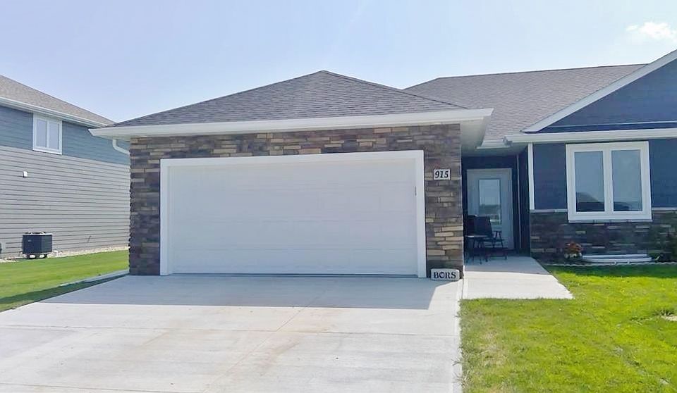 1st image of 915 Remington Dr