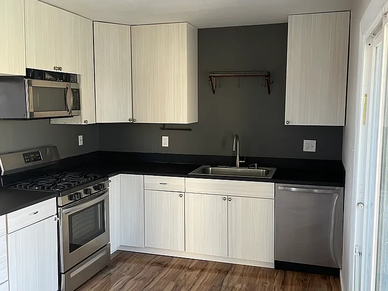 521 Drake St — Photo 14