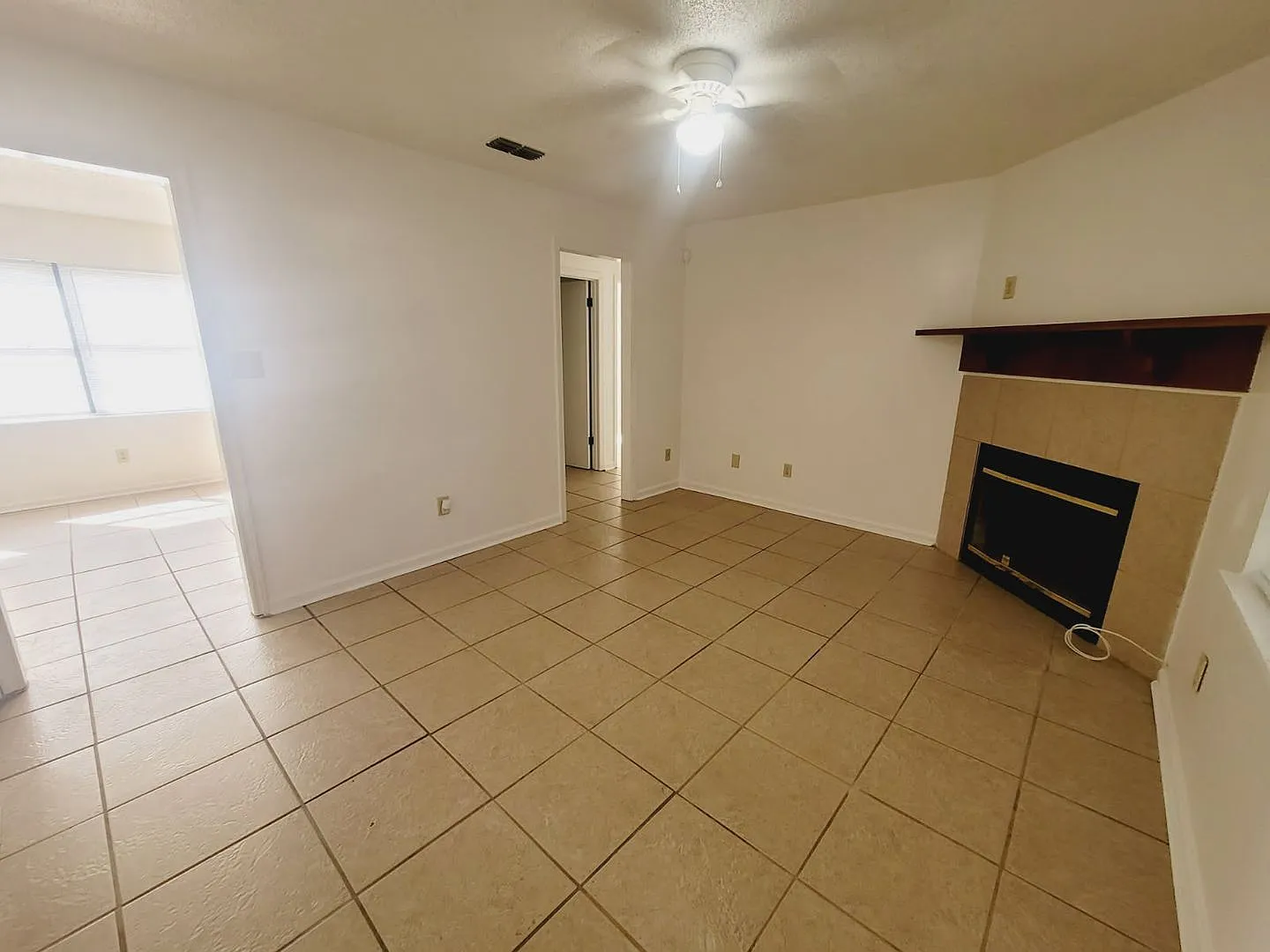 Lovely Nw 3/2 W/ Huge Fenced Yard, Washer/Dryer, & Solid Floors Throughout! Avail Now For $1600/M... — Photo 4