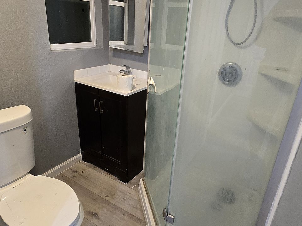 2nd image of 1422 1/2 Tenaya Dr