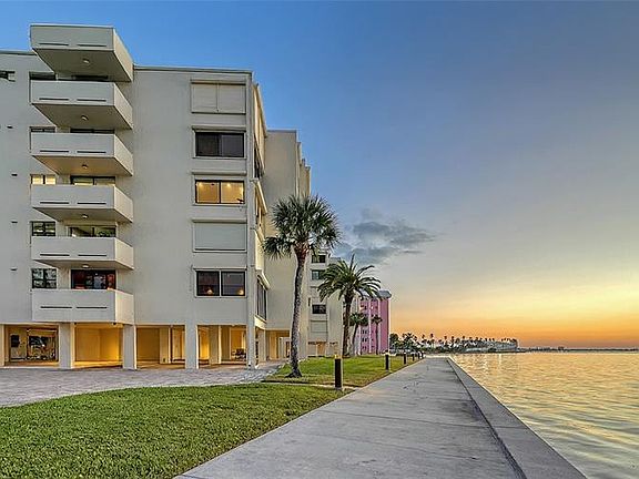 3rd image of 101 SUNSET DRIVE #103