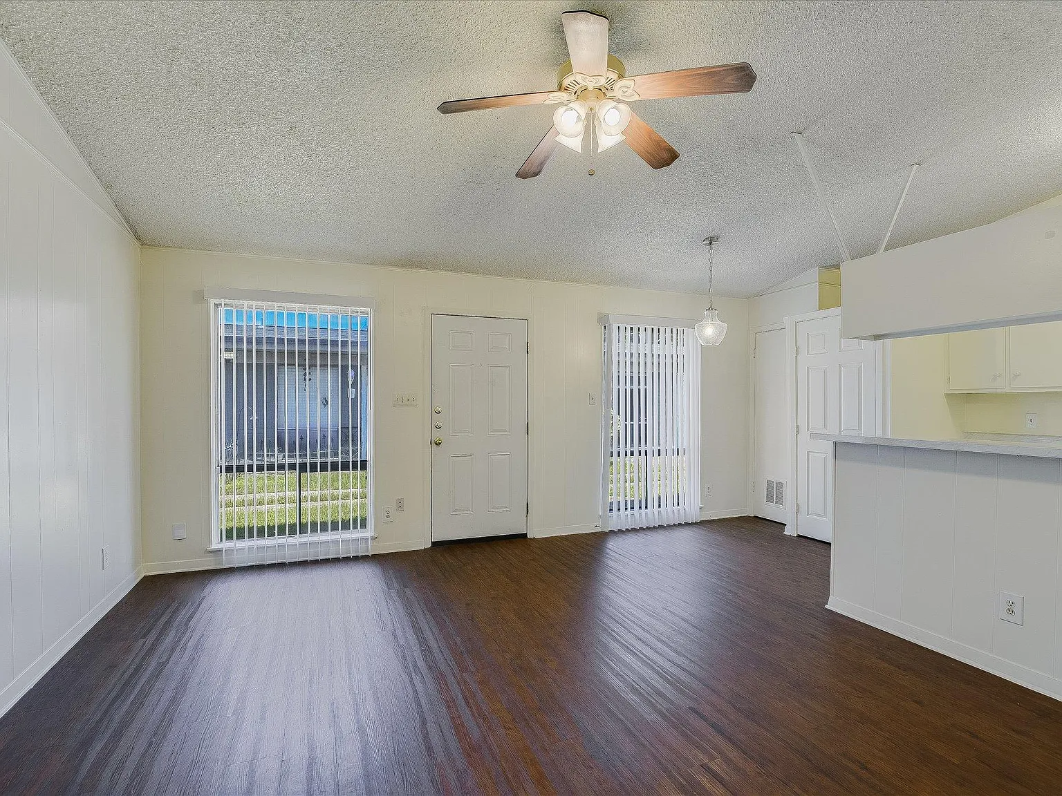 1 bed, 1.0 bath, 700 sqft, $1,195 — Photo 3
