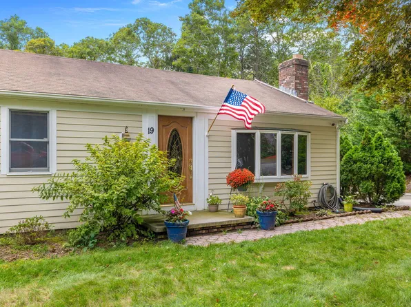 19 Essex Road, Mashpee, MA 02649