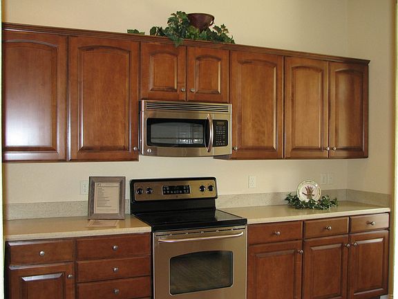Kitchen has upgraded maple cabinets