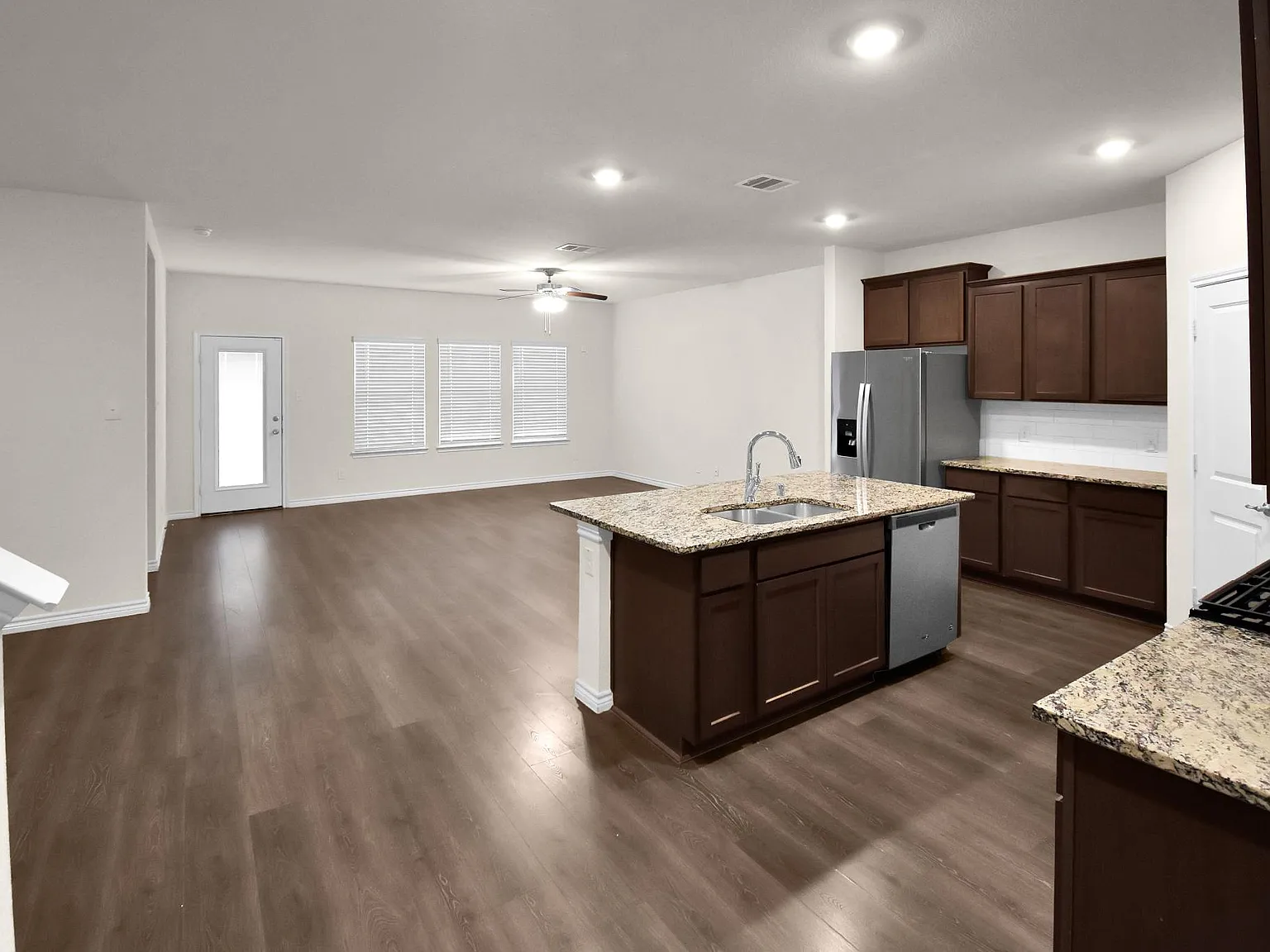 4 bed, 2533 sqft, $2,200 — Photo 4