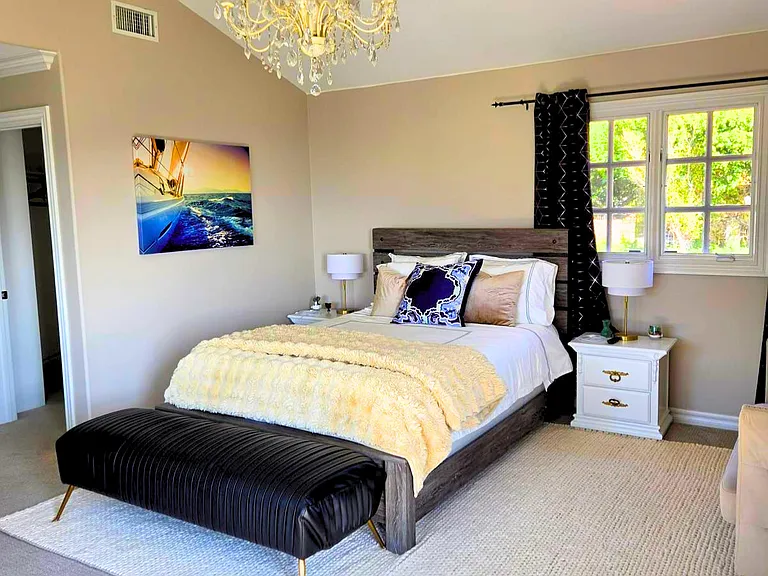 Vista Room_Image 12
Features a King bed, signature black bench, flat-screen TV, and its own private bathroom. Sliding glass doors lead to a balcony with sweeping city and ocean views.