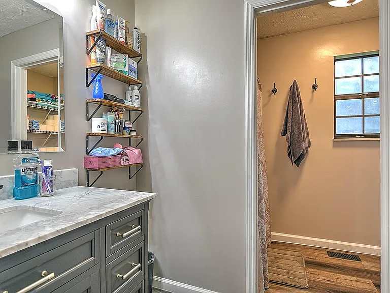 211 Hayter Dr — Photo 6
