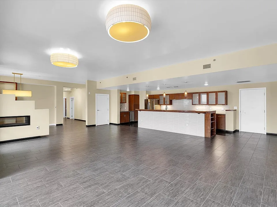 301 N Neil St #808-809