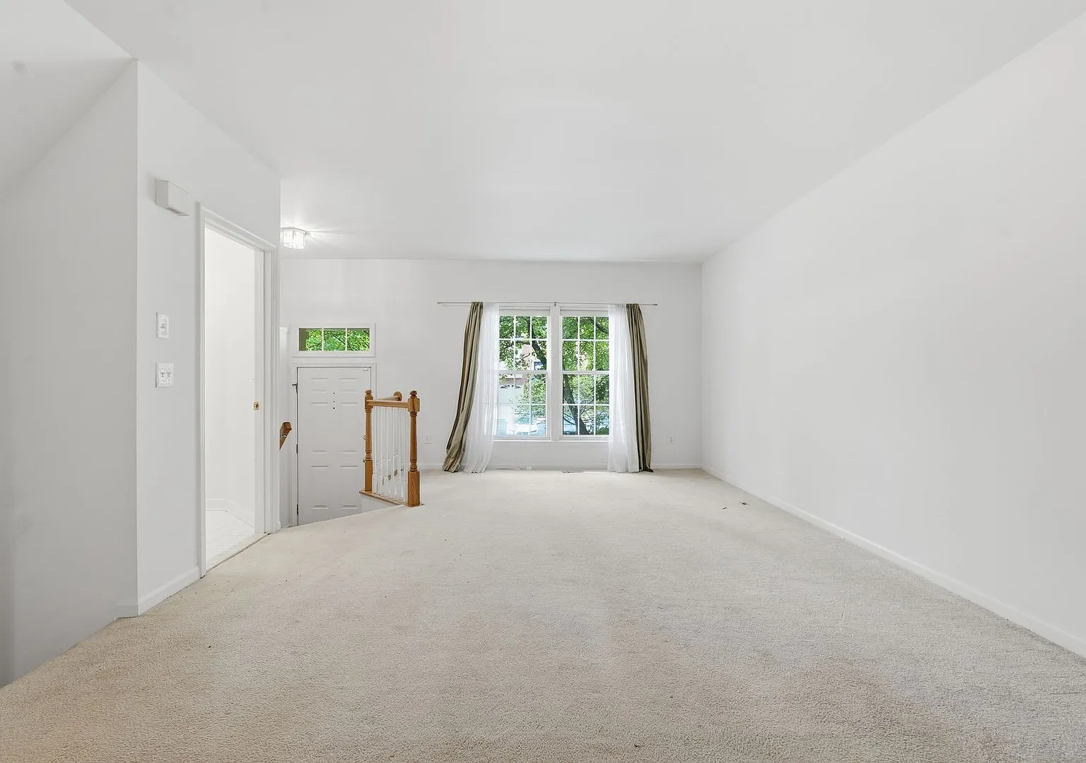 Welcome to this beautifully maintained Reston townhome offering comfort, style, and an unbeatable... — Photo 4