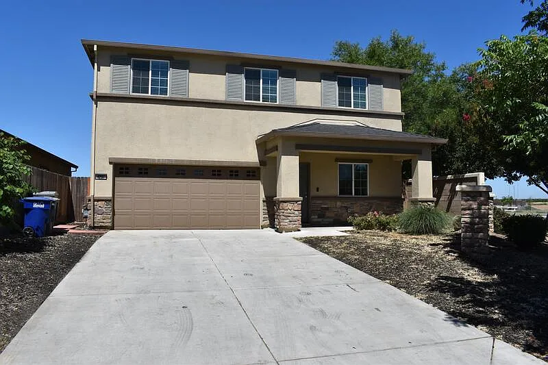 4 bed, 2.5 bath, 2244 sqft, $2,300 — Photo 1