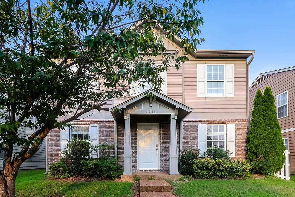 3 bed, 2.5 bath, 2471 sqft, $1,900 — Photo 1