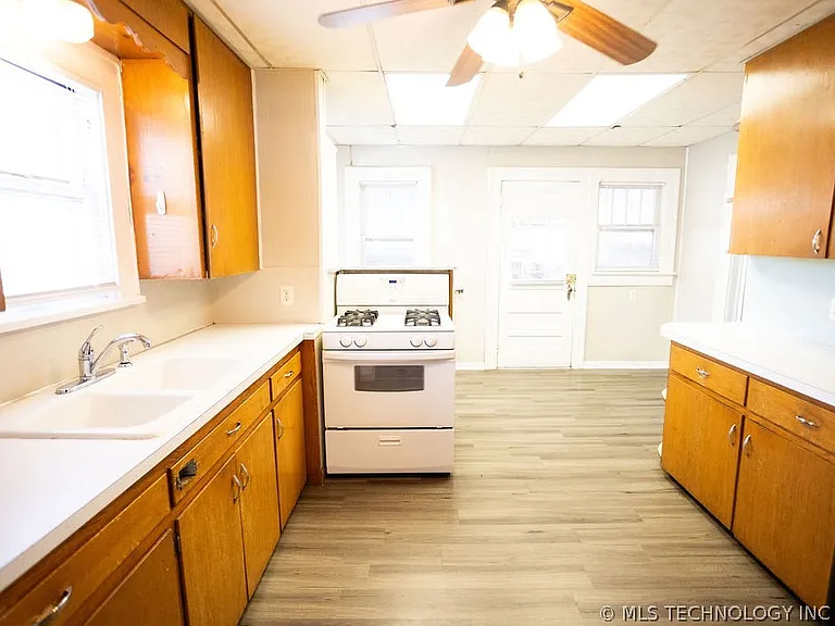 1147 S Florence Ave — Photo 26