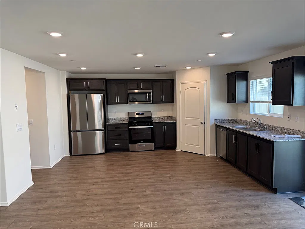3 bed, 2.5 bath, 1575 sqft, $3,000 — Photo 2