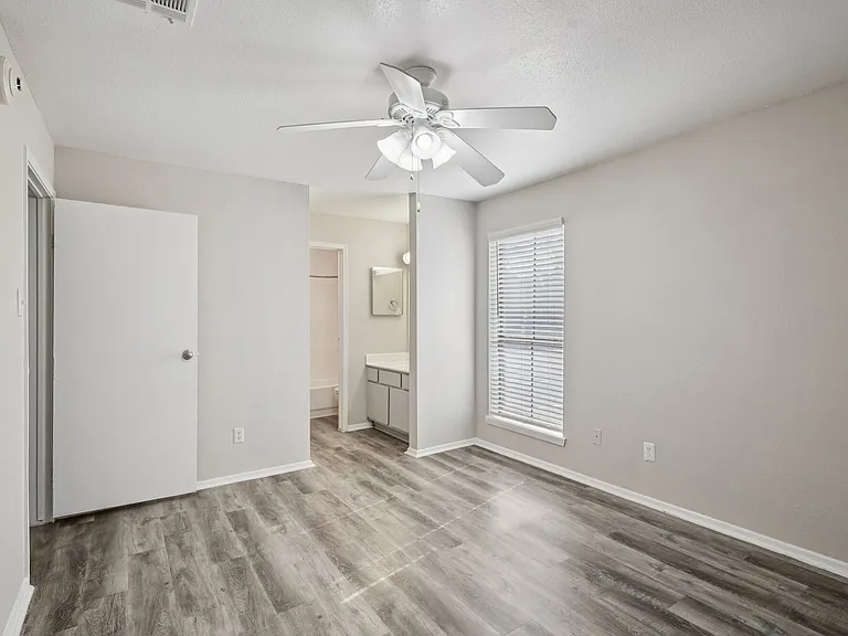 Porterwood Apartments — Photo 29