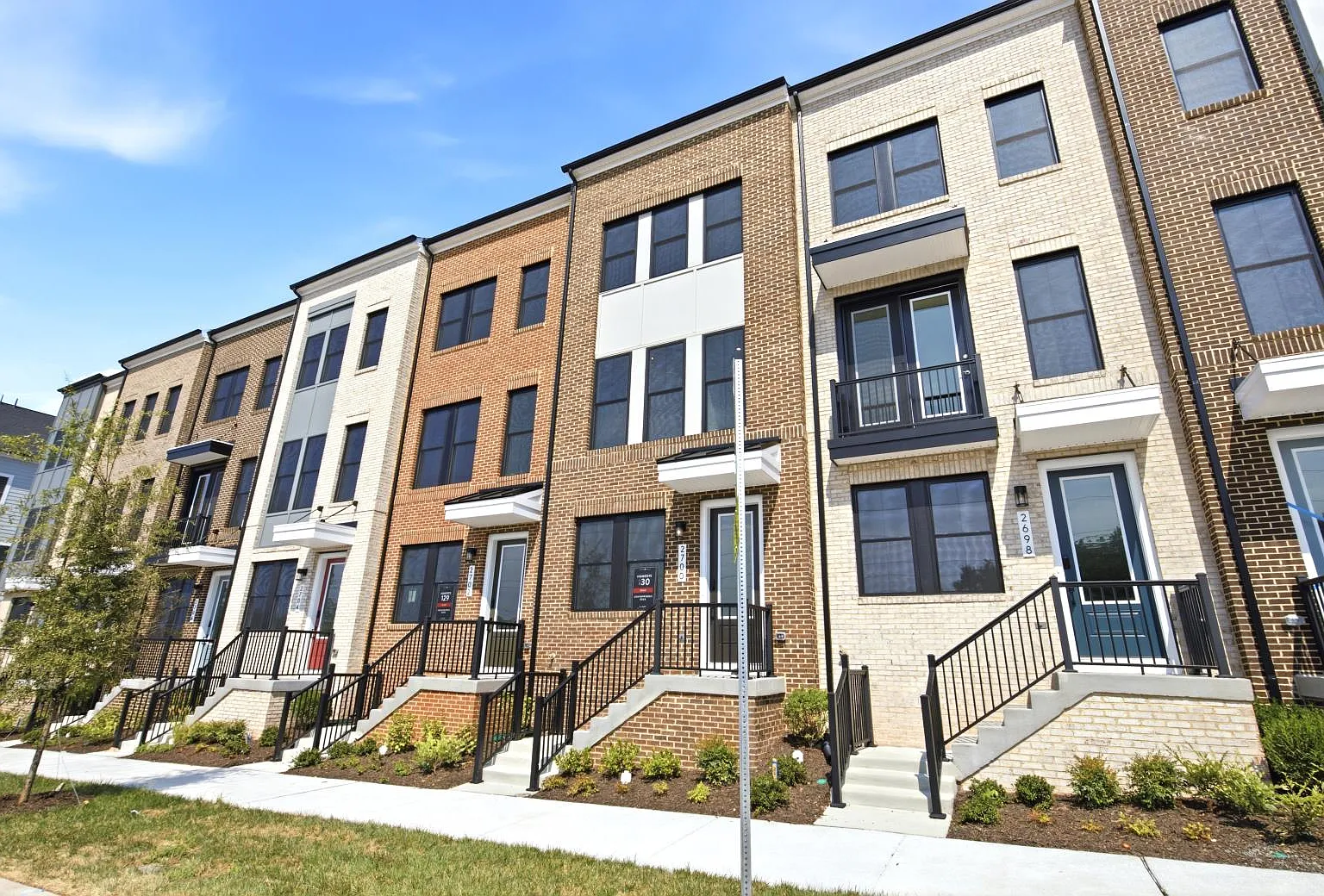 3 bed, 2038 sqft, $3,300 — Photo 3