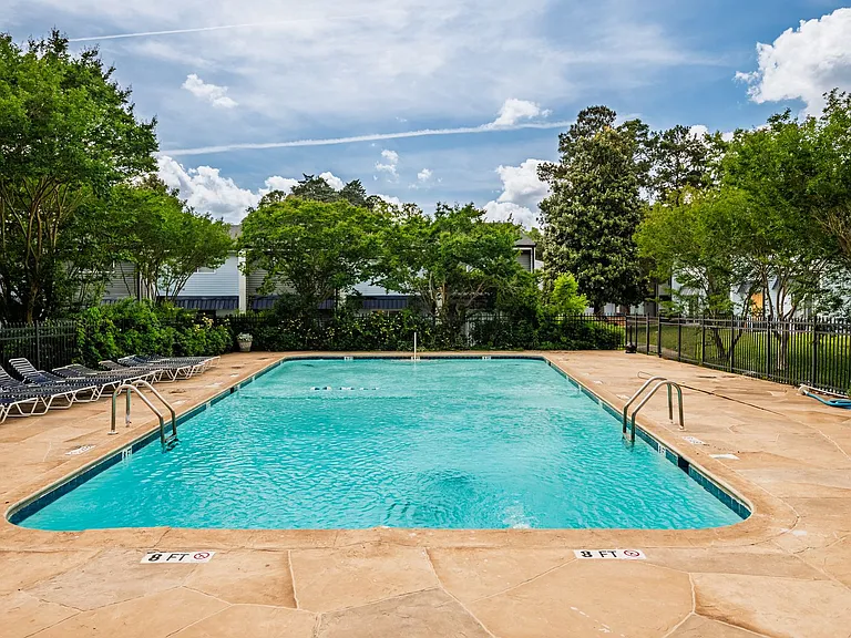 Colonial Pointe Apartments — Photo 18