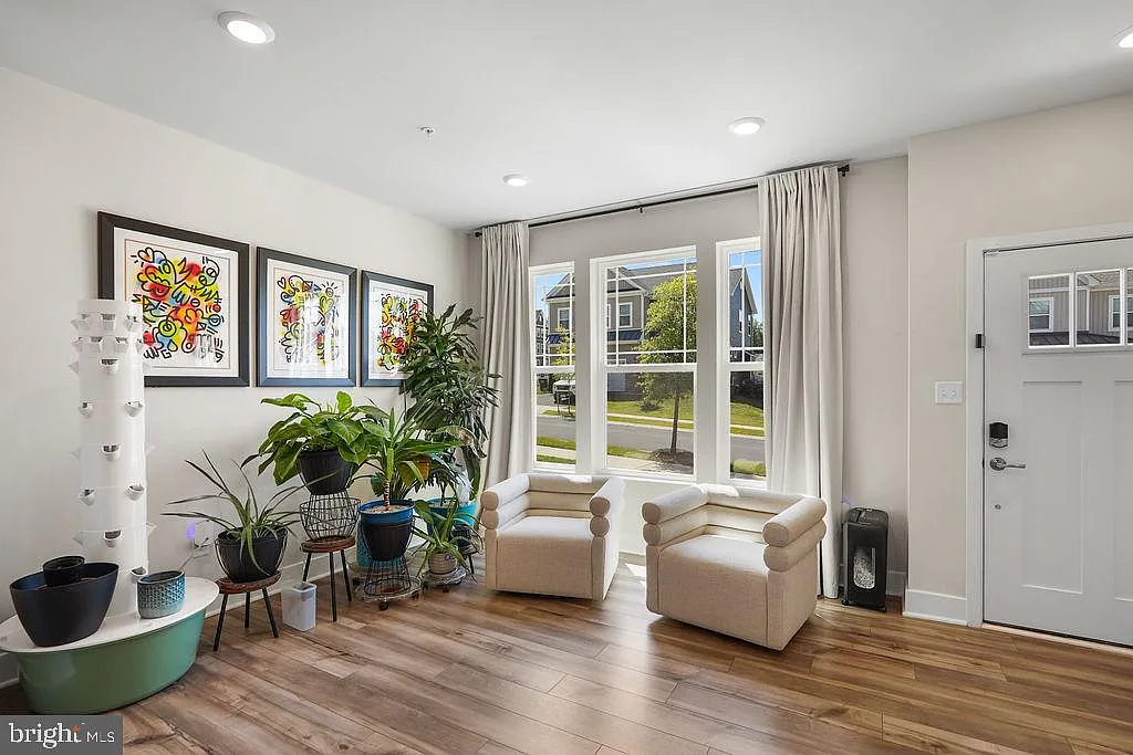 3 bed, 4.0 bath, 2100 sqft, $2,400 — Photo 3