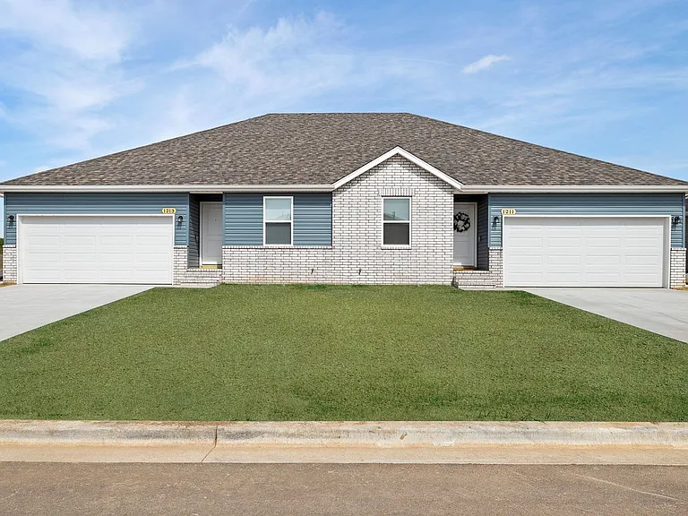 723 W Melody Ln — Photo 1