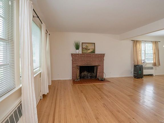 4th image of 8 Longfellow St
