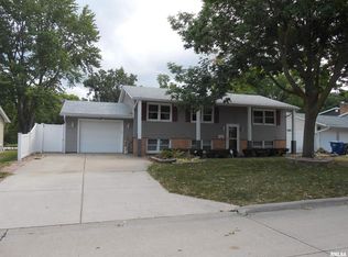 1709 Fairmeadows Dr, Bettendorf, IA 52722