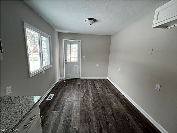 4th image of 907 Dana St NE