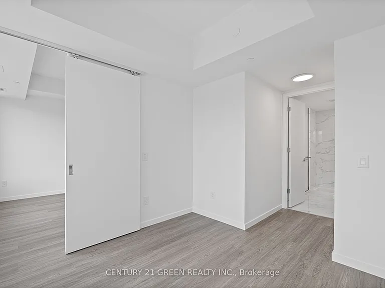 689 The Queensway #216 — Photo 31
