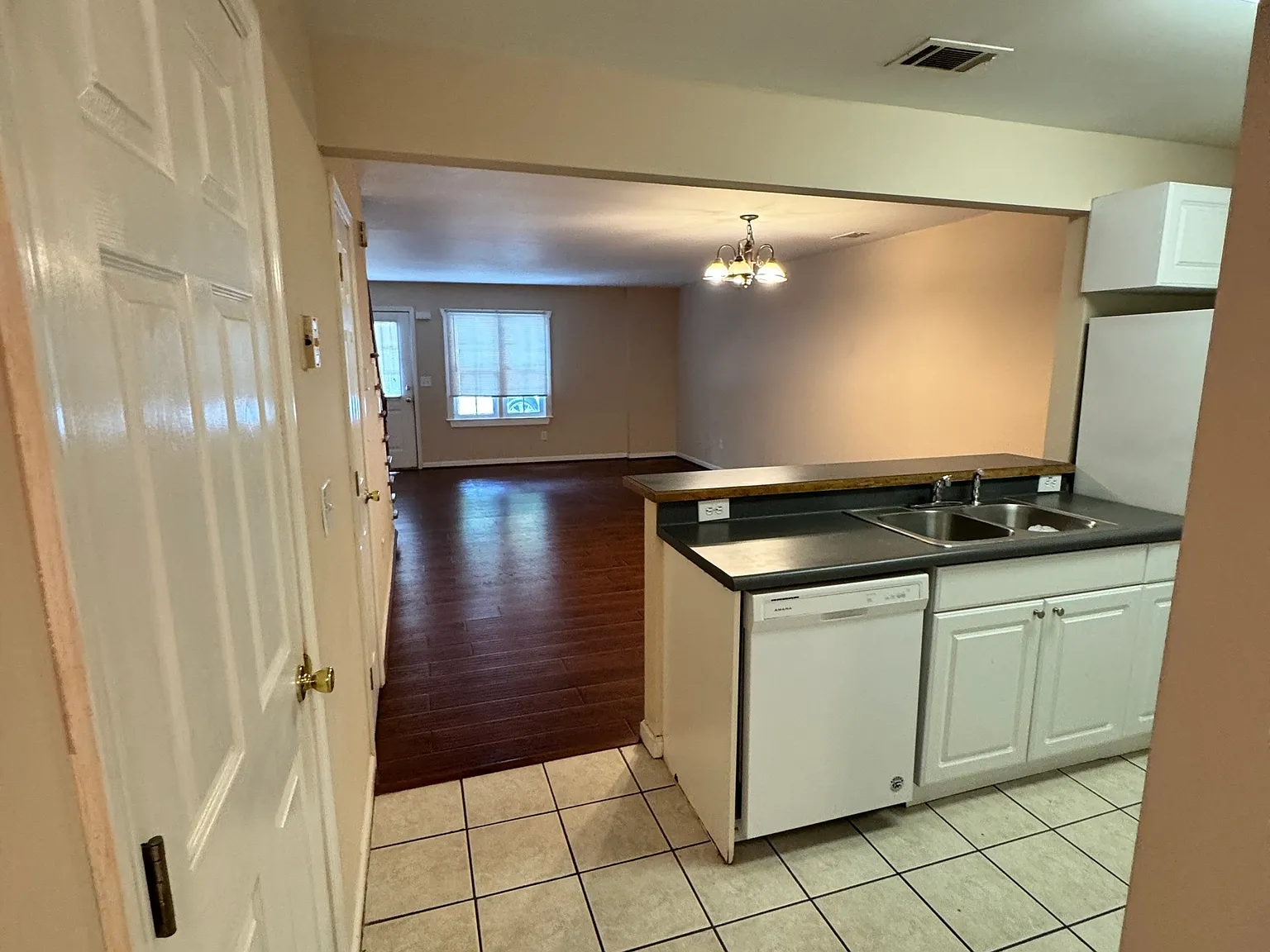3 bed, 2.5 bath, 1292 sqft, $1,850 — Photo 2