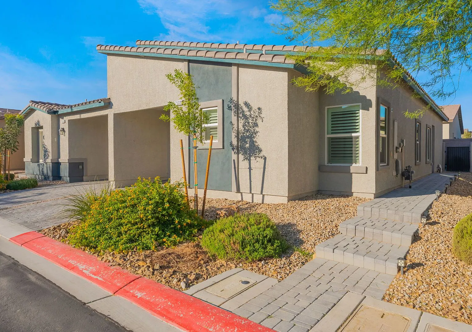 Welcome to this inviting townhome in the desirable Mira & Rigel Pointe at Valley Vista community ... — Photo 2
