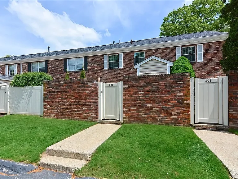 202 Windsor Dr #202 — Photo 3