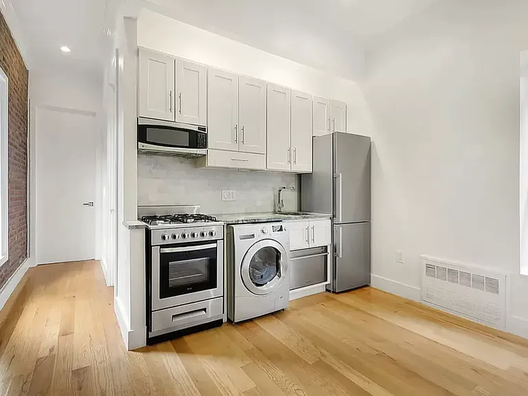 145 W 4th St #10 — Photo 1