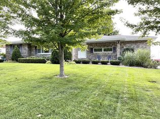 301 Park Lane Dr, Grant Park, IL 60940