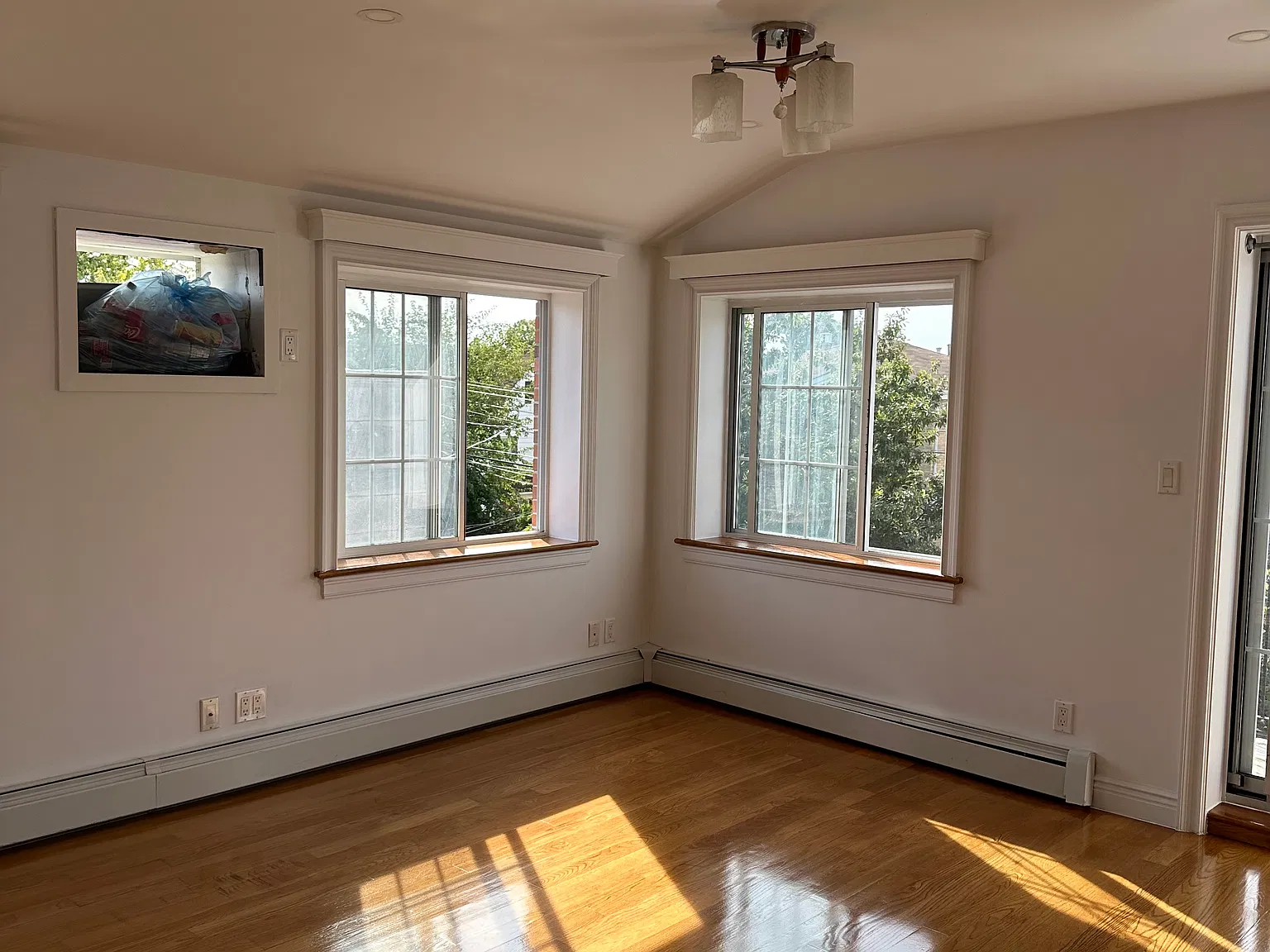 3 bed, 1200 sqft, $3,100 — Photo 3