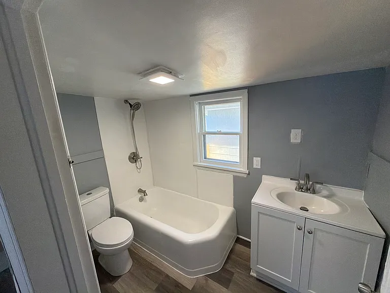 1517 Commercial St — Photo 10