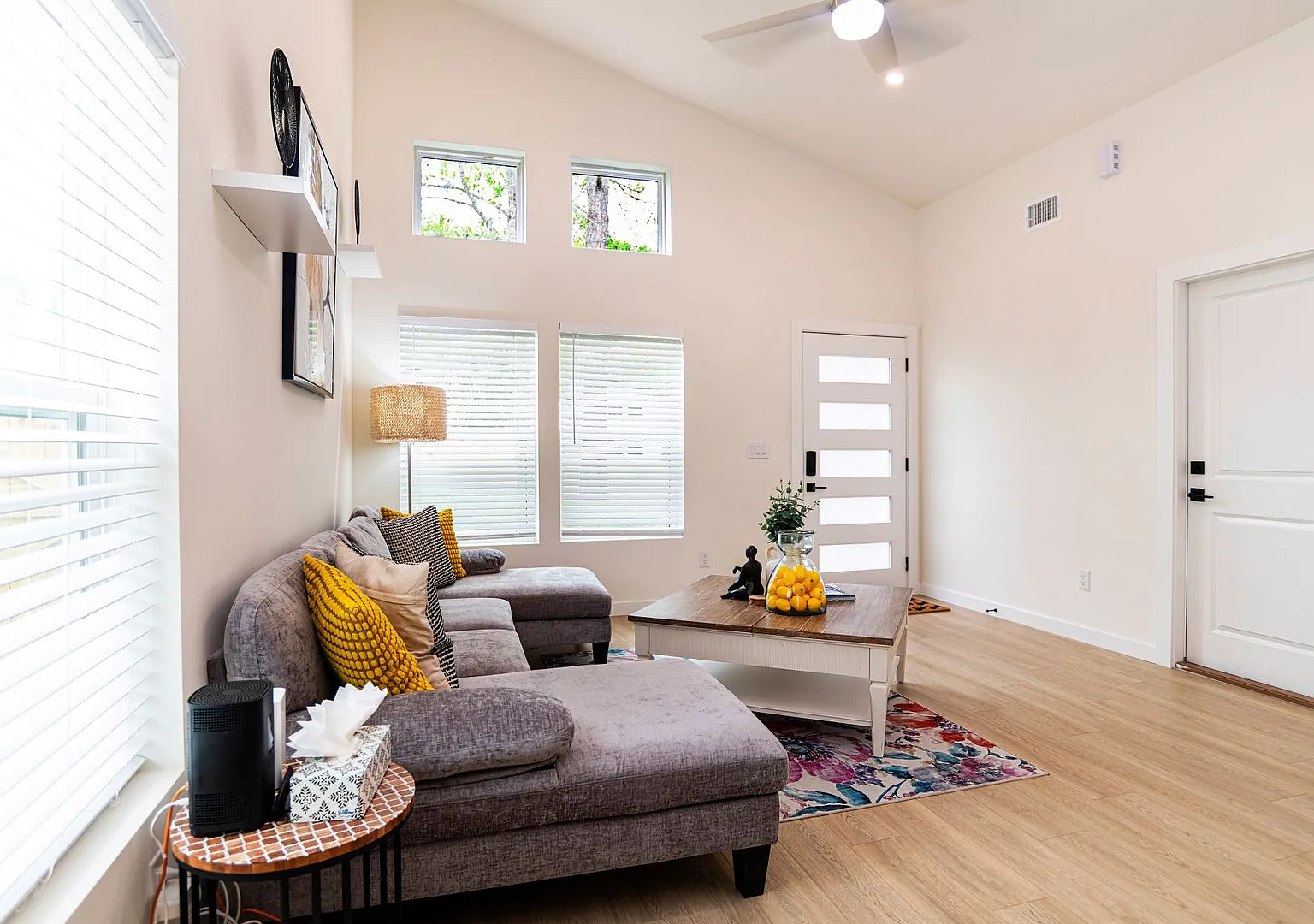 Spacious Fully Furnished 3BR/3BA home in a quiet neighborhood near downtown and beaches, featurin... — Photo 3