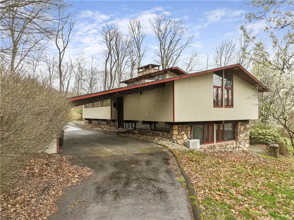 1310 Isabella Rd S, Connellsville, PA 15425