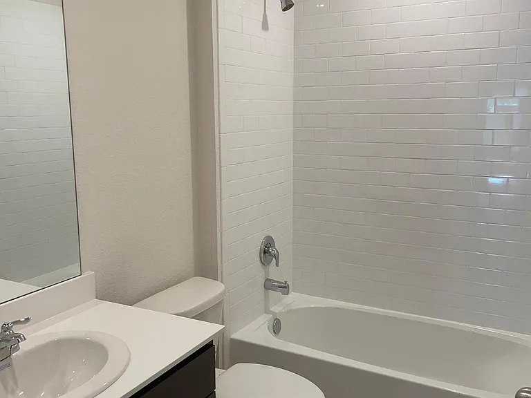 909 Basswood Ln — Photo 11