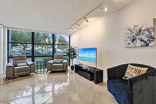 1000 Parkview Dr Photo 1