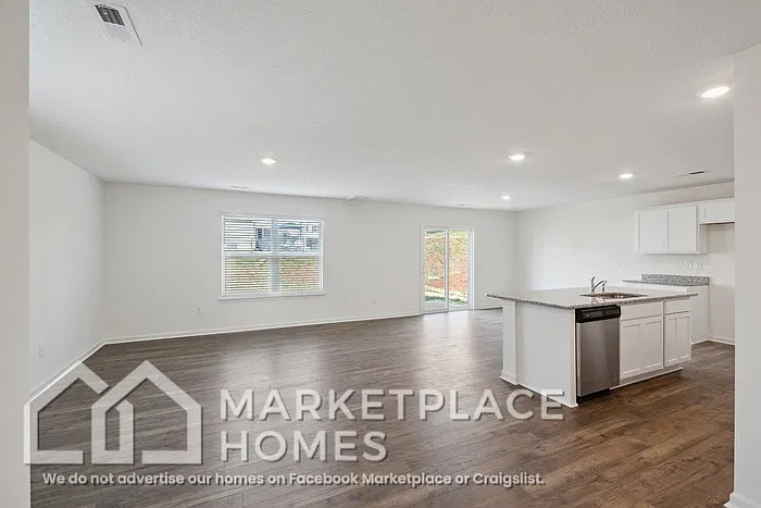 4 bed, 2.5 bath, 1927 sqft, $2,195 — Photo 4