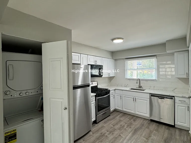 1323 W Sherwin Ave #1OB — Photo 2