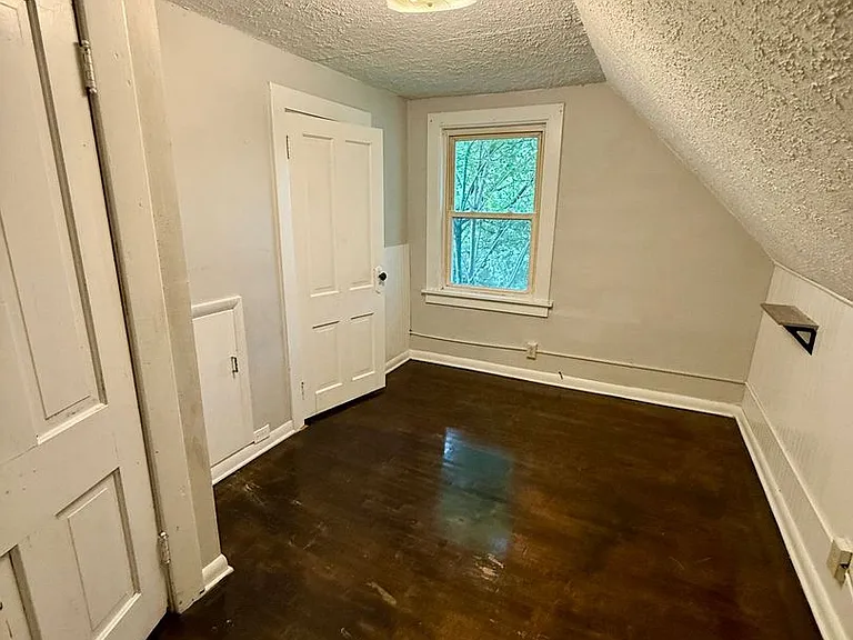 415 Weston Ave — Photo 17