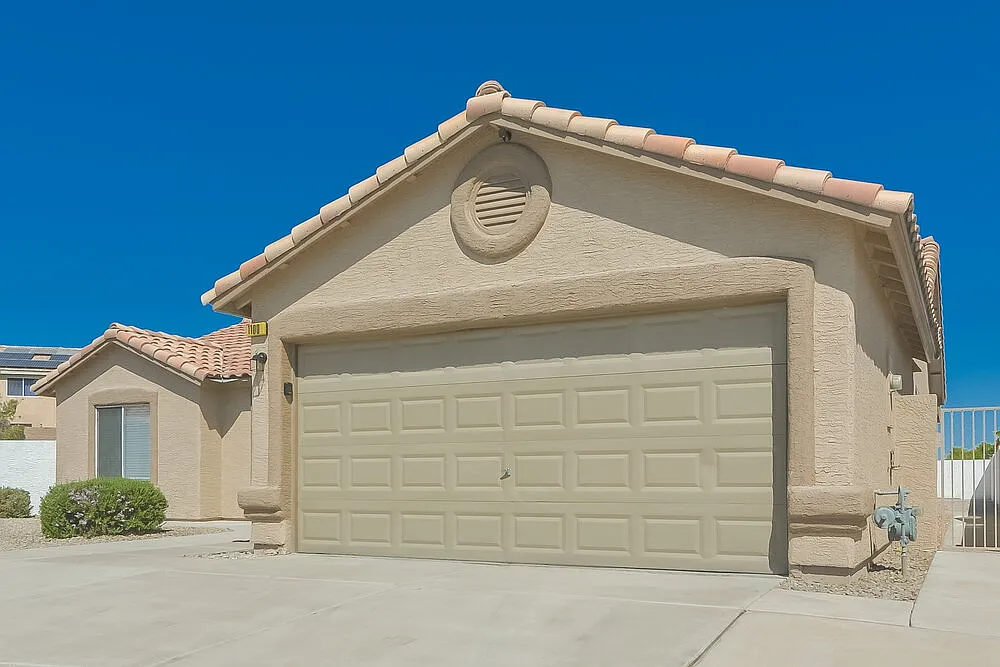3 bed, 2.0 bath, 1431 sqft, $2,240 — Photo 3