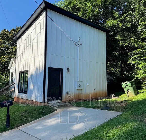 81 Martin Ave SE #B — Photo 1
