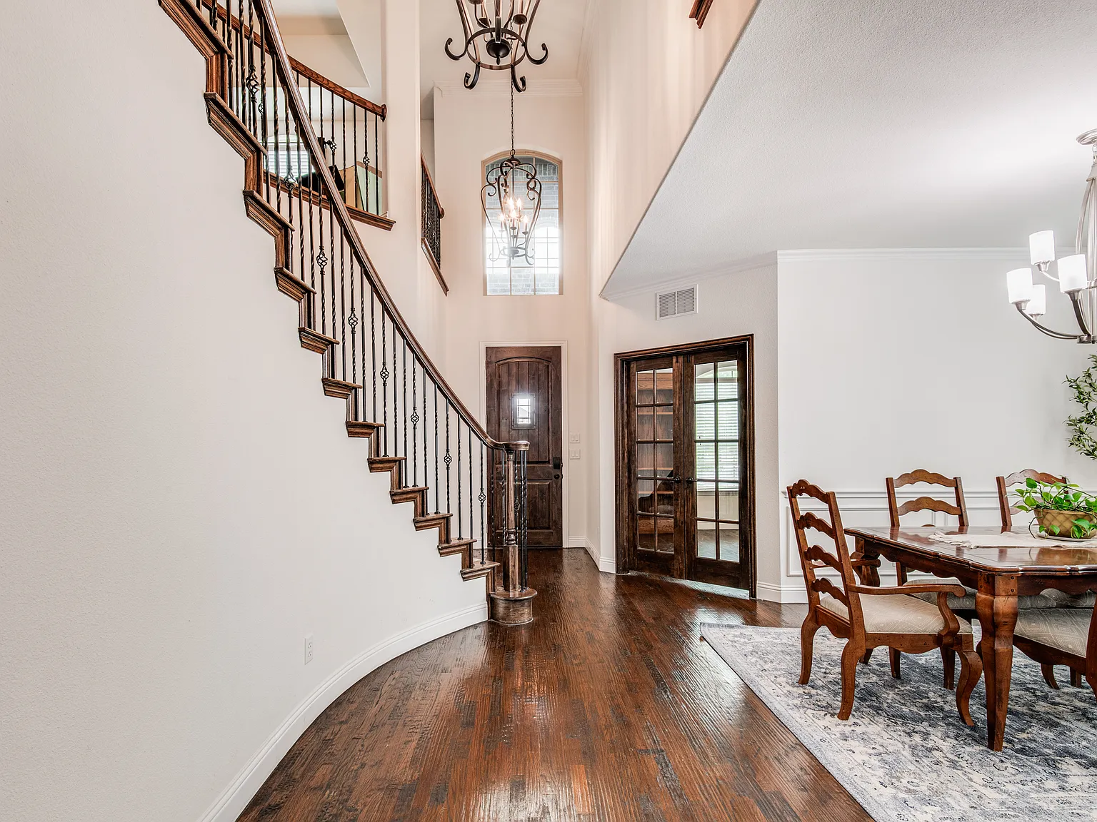 5 bed, 3958 sqft, $4,500 — Photo 3
