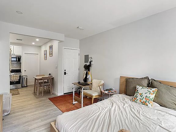 5th image of 240 E 75th St #16