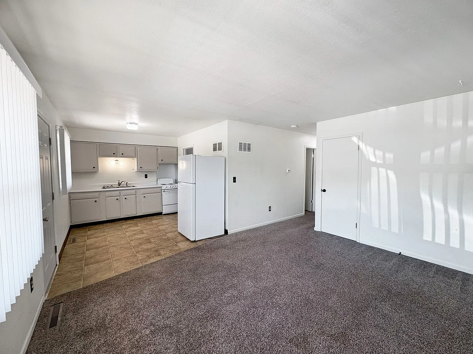 Centrally located 2 Bedroom Apartment with Laundry Hook-ups — Photo 1